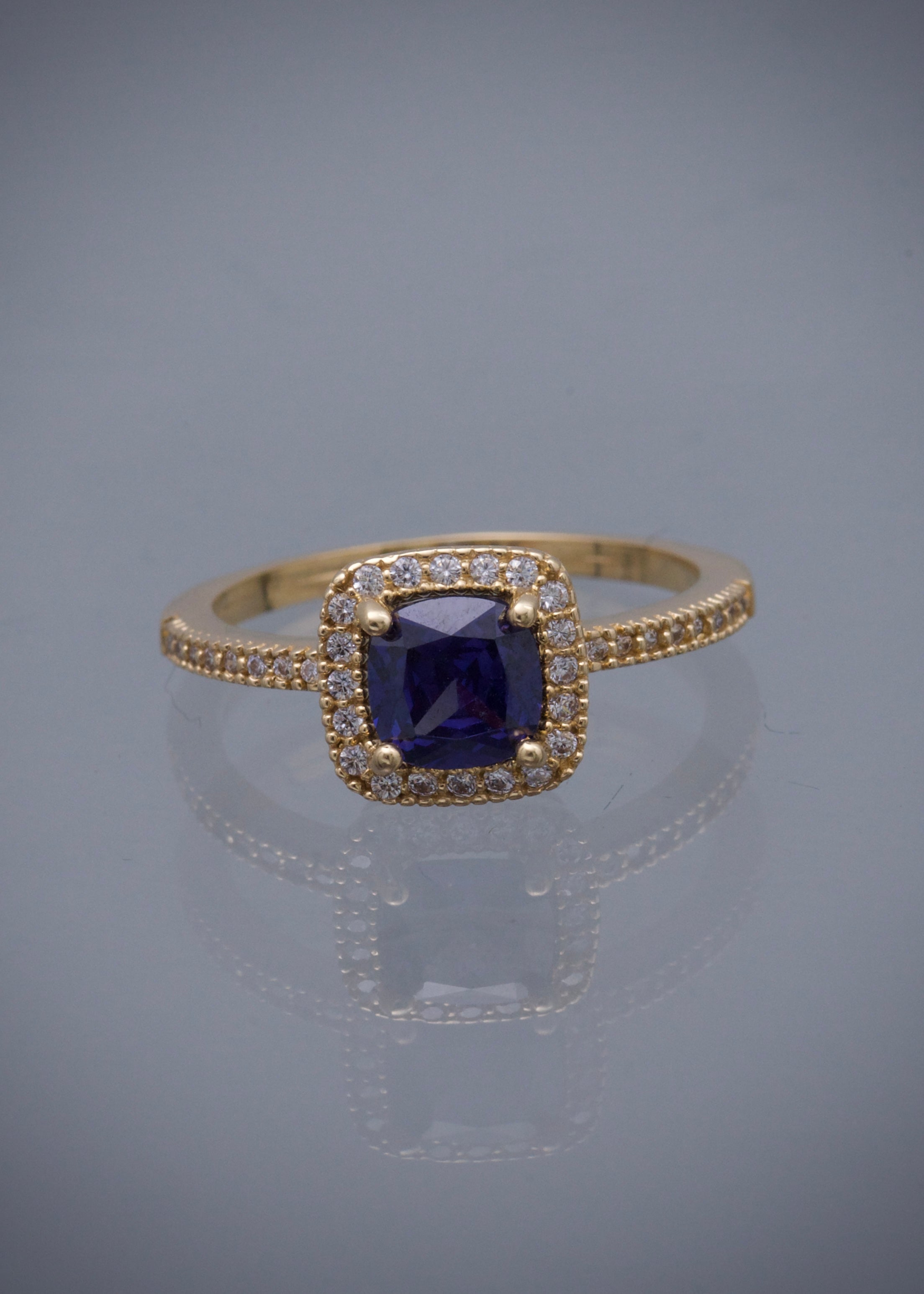 Solitario cuadrado con swarovski morado y blanco 3.4gr / Talla 6 3/4 / Oro Amarillo Nac B