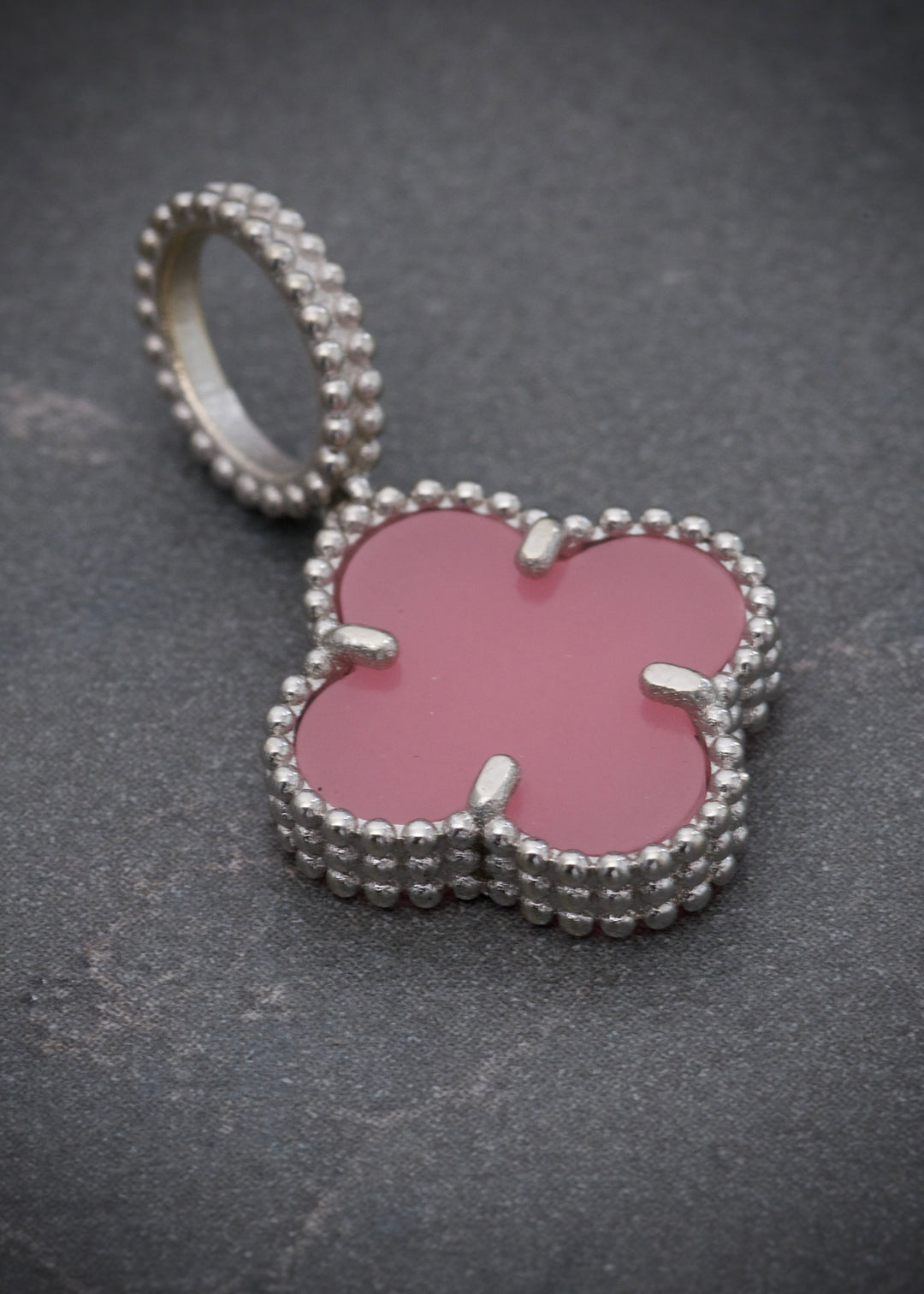 Dije Lucky Clover Con Piedra Rosada 1.8gr / Largo 2.4cm — Oro Blanco