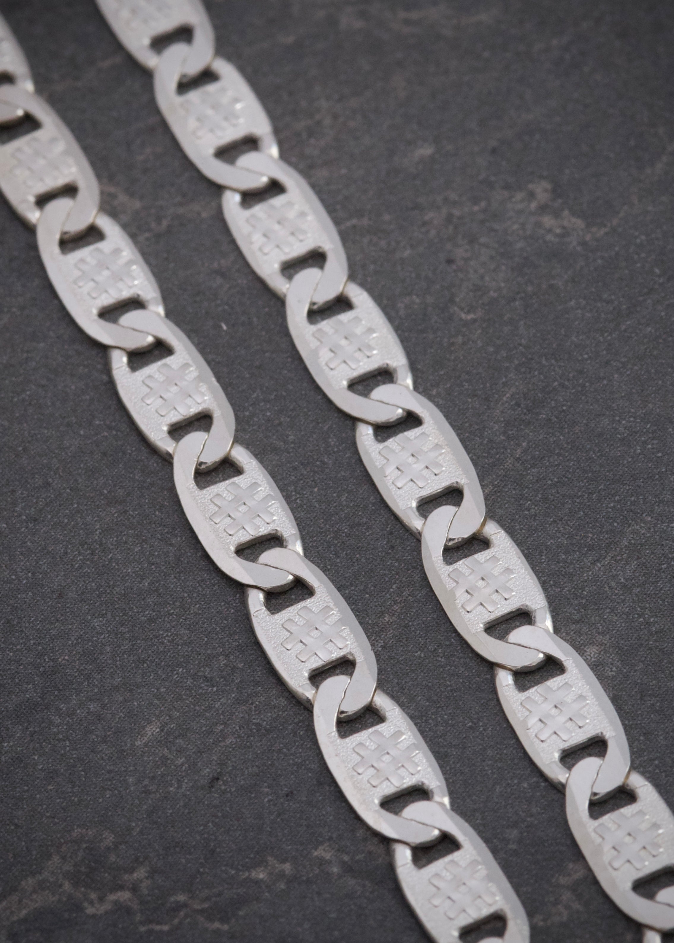 Cadena plana con grabado 15.65gr / Largo 65cm / — — Plata