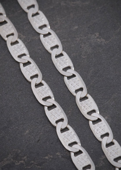 Cadena plana con grabado 15.65gr / Largo 65cm / — — Plata