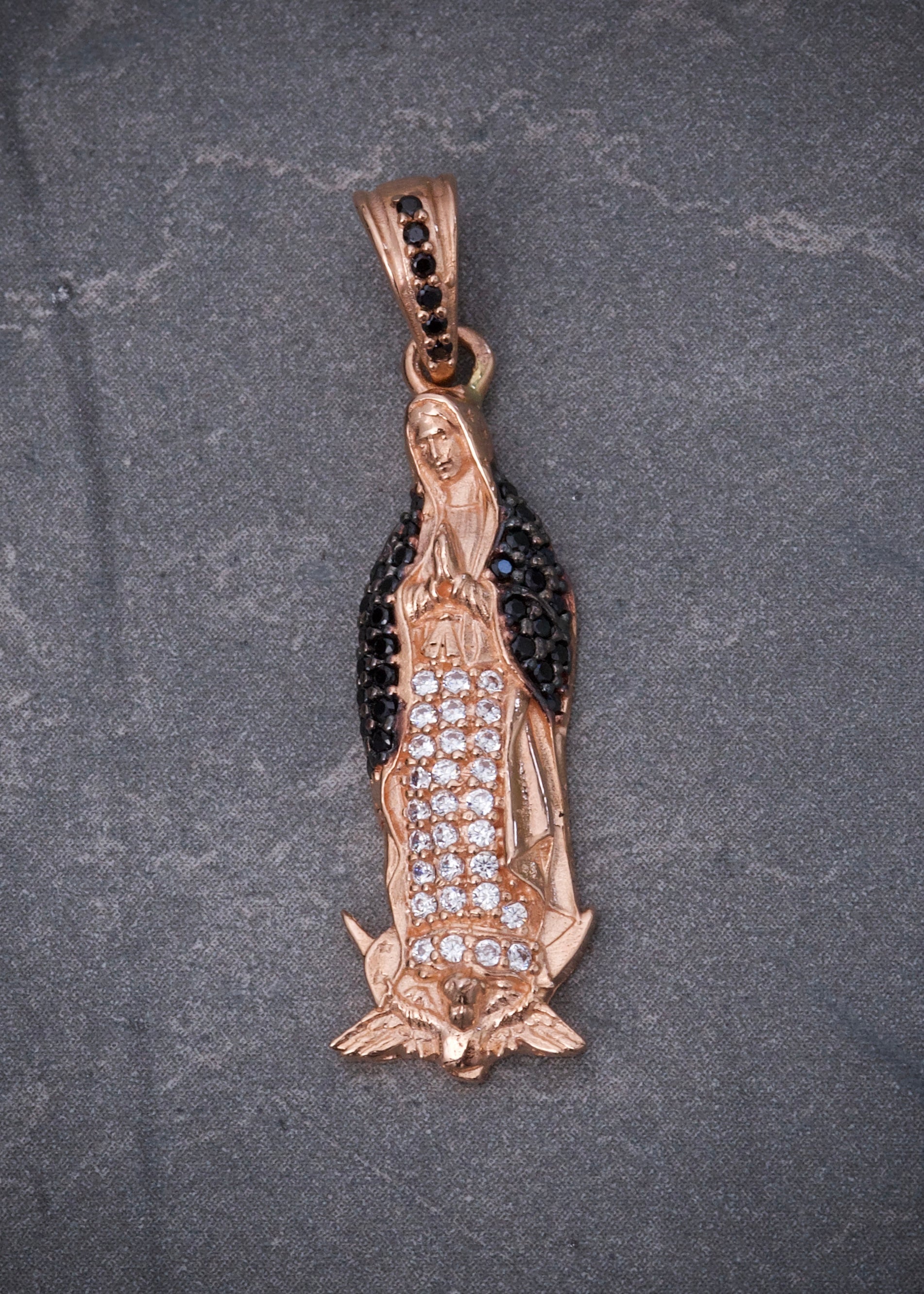 Dije virgen de guadalupe con swarovski negro 2gr / Largo 2.8cm / Oro Rosado Nac M