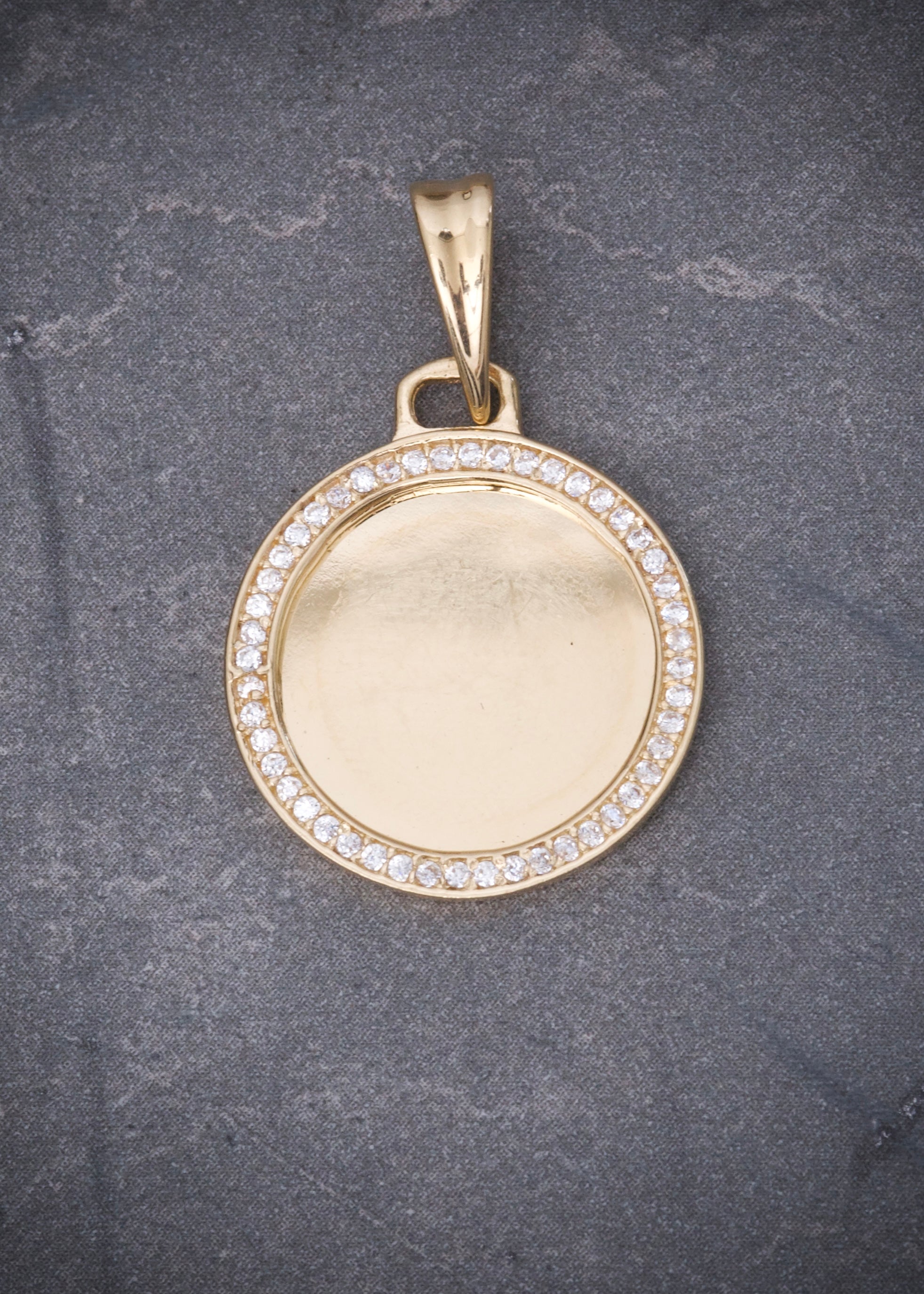 Dije medalla con swarovski blanco 3.5gr / Largo 3cm / Oro Amarillo Nac B