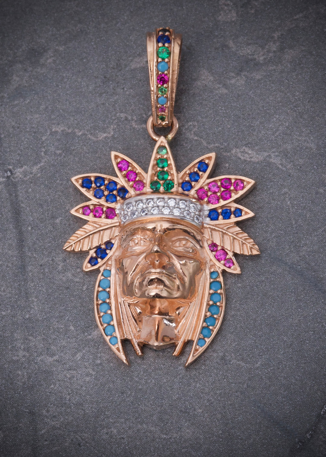 Dije indio con swarovski multicolor 5.4gr / Largo 3.9cm — Oro Rosado