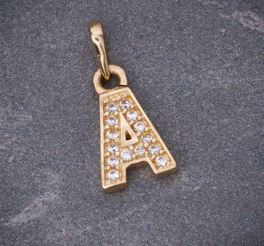 Dije letra A con swarovski blanco 0.75gr / Largo 1.5cm / Oro Amarillo Nac B