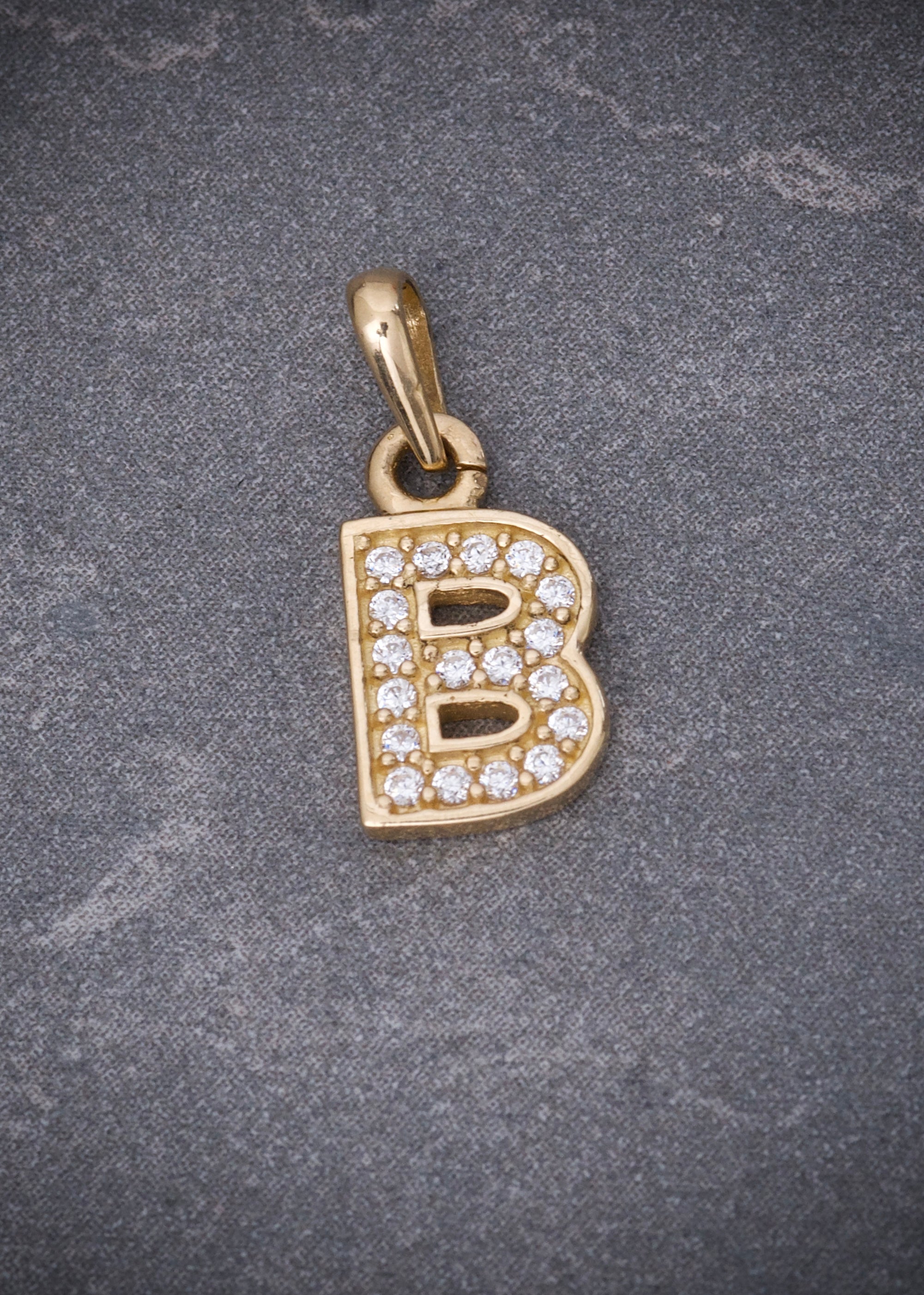 Dije letra B con swarovski blanco 0.75gr / Largo 1.5cm / Oro Amarillo Nac M