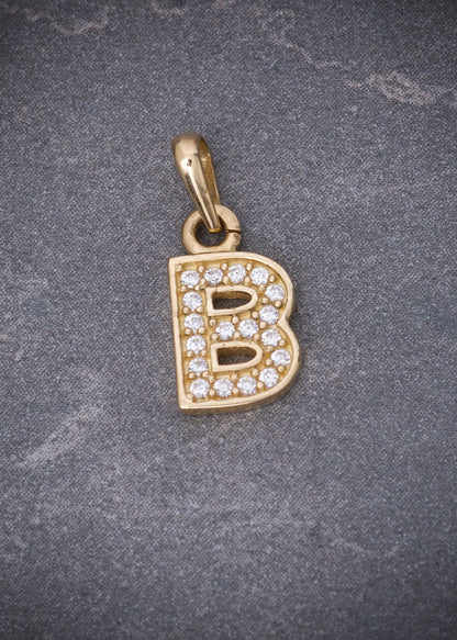 Dije letra B con swarovski blanco 0.75gr / Largo 1.5cm / Oro Amarillo Nac M