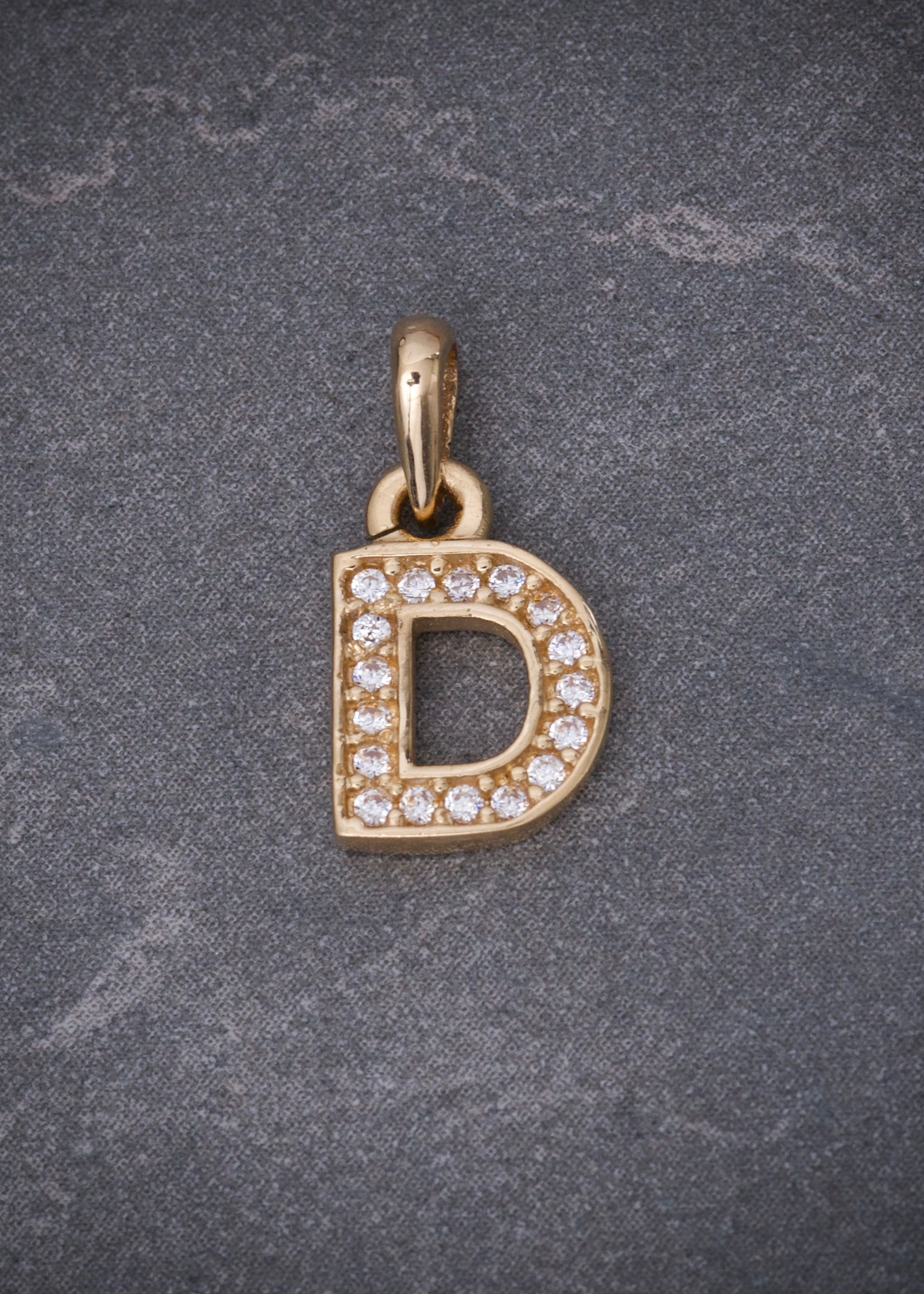 Dije letra D con swarovski blanco 0.7gr / Largo 1.5cm / Oro Amarillo Nac B