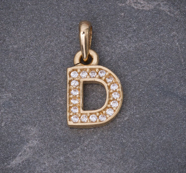Dije letra D con swarovski blanco 0.9gr / Largo 1.5cm / Oro Amarillo Nac B