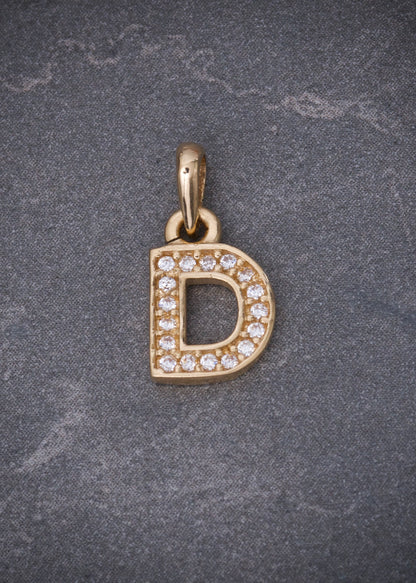 Dije letra D con swarovski blanco 0.9gr / Largo 1.5cm / Oro Amarillo Nac M