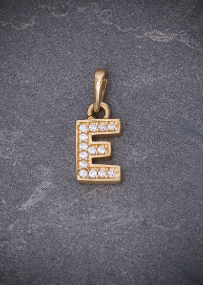 Dije letra E con swarovski blanco 0.7gr / Largo 1.5cm / Oro Amarillo Nac B