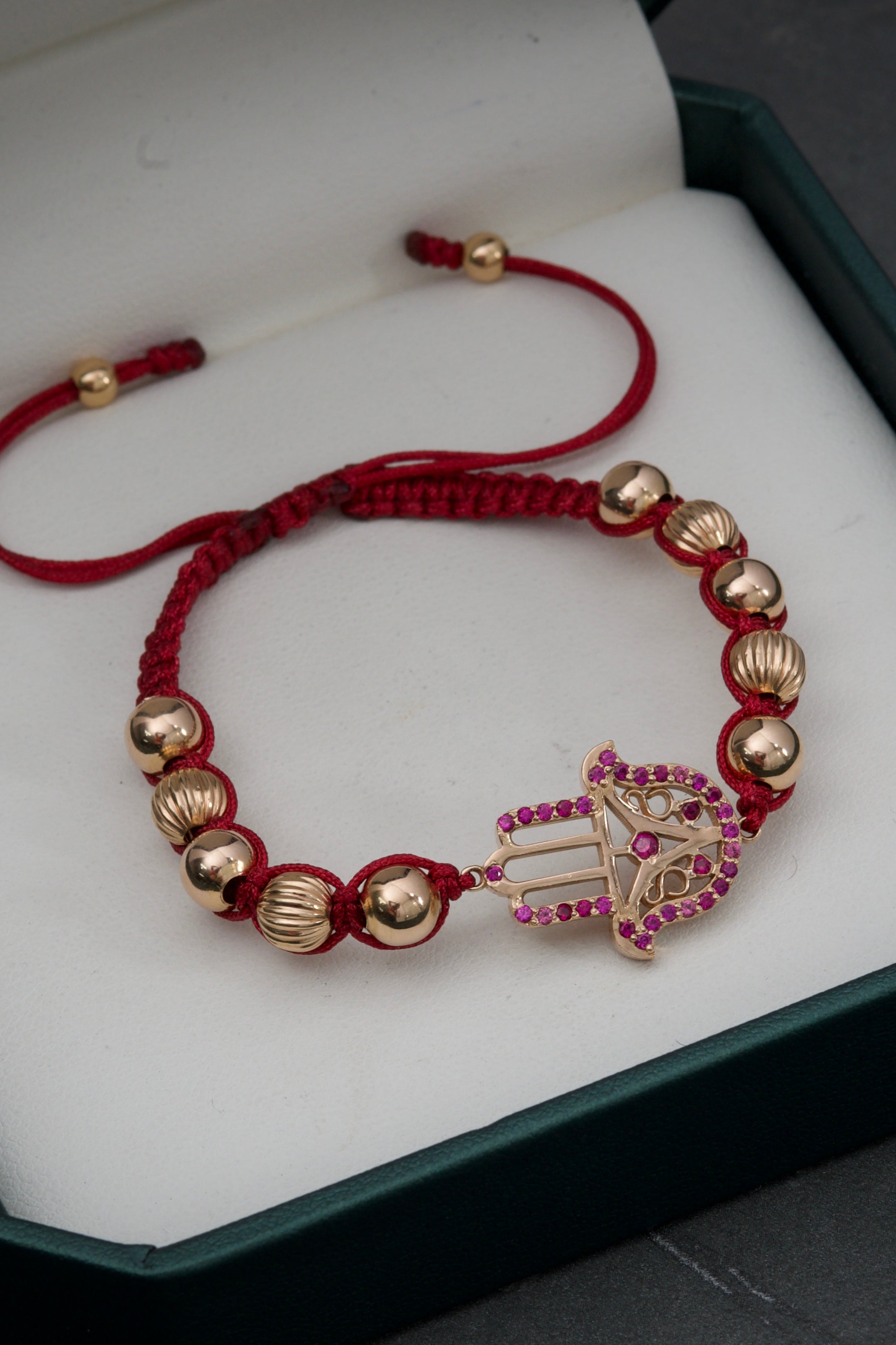 Pulsera de hilo rojo con herraje de mano hamsa y bolas diamantadas  5.3gr / Oro Rosado (Joya) M