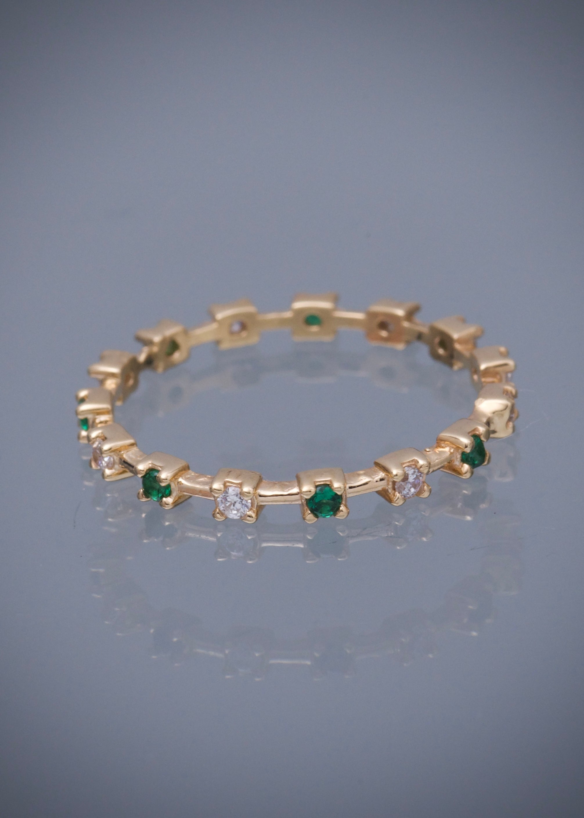 Anillo con swarovski verde y blanco 1.4gr / TALLA 6 1/4 / Oro Amarillo Nac B
