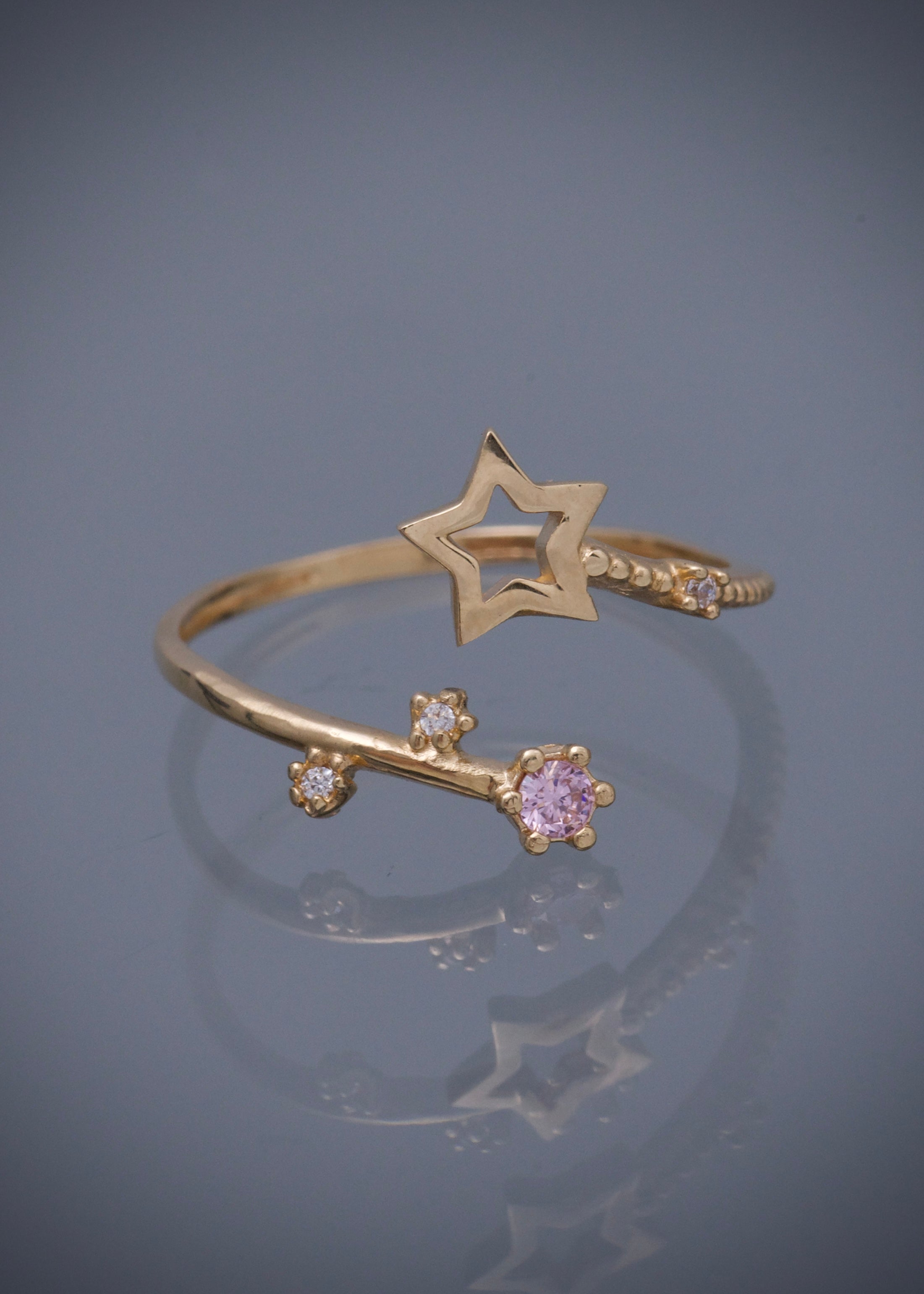 Anillo estrella con swarovski rosado y blanco 1.2gr / TALLA 5 3/4 / Oro Amarillo Nac M