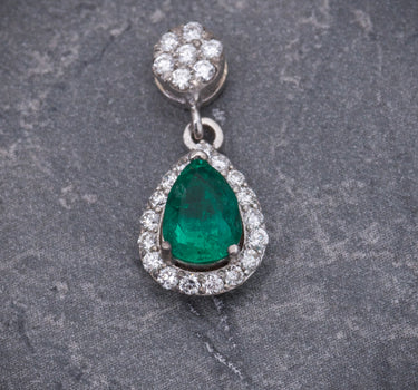 Dije con 20pts de diamantes y 60pts de esmeralda 1.05gr / Largo 1.7cm / Oro Blanco (Joya) M