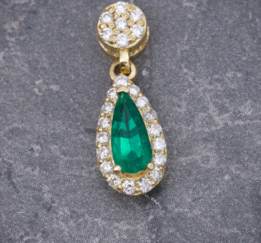 Dije con 20pts de diamantes y 35pts de esmeralda 1.2gr / Largo 1.7cm / Oro Amarillo (Joya) B