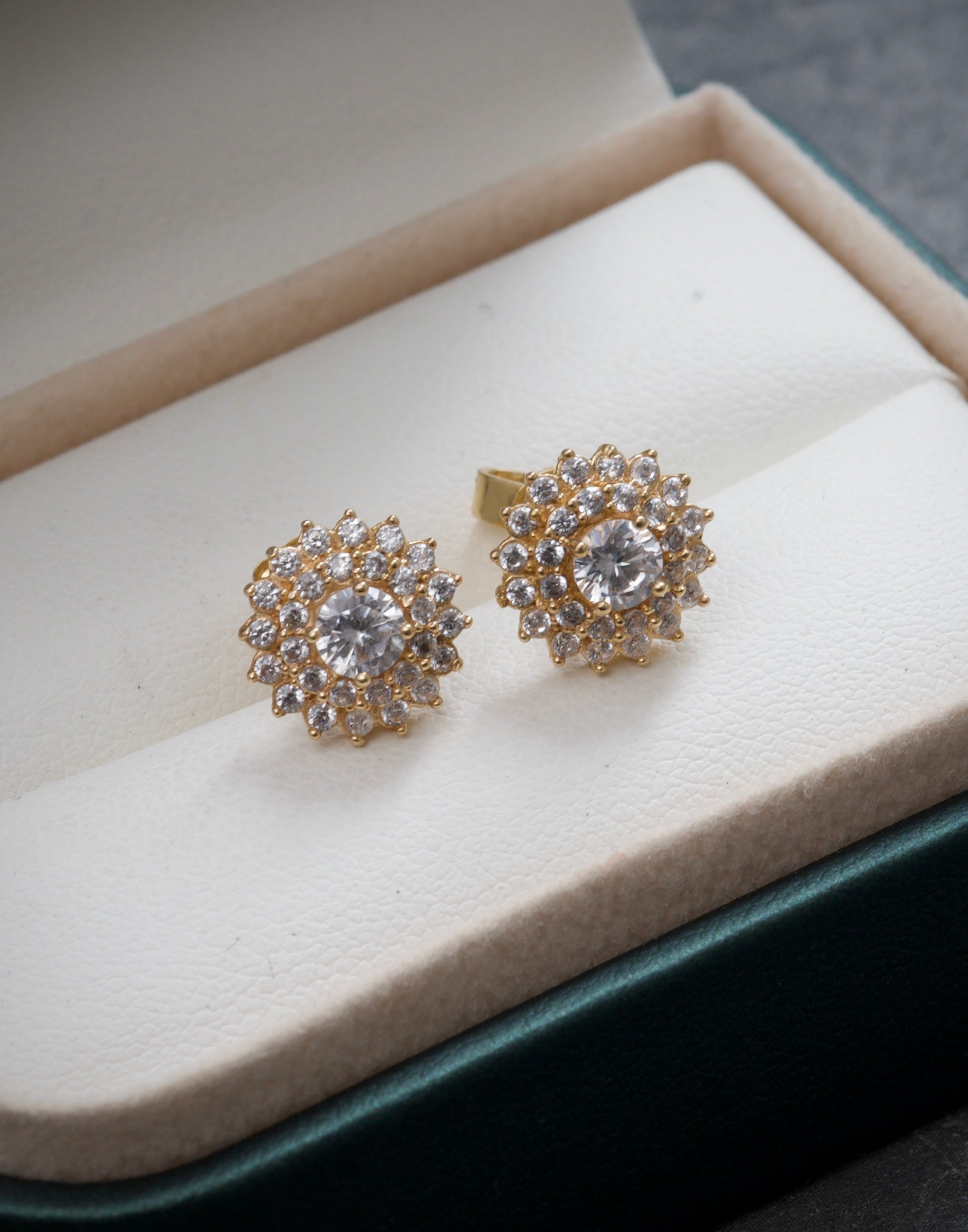 Topos de flor con swarovski Blanco 3.65gr / Largo 1.0cm / Oro Amarillo Nac M