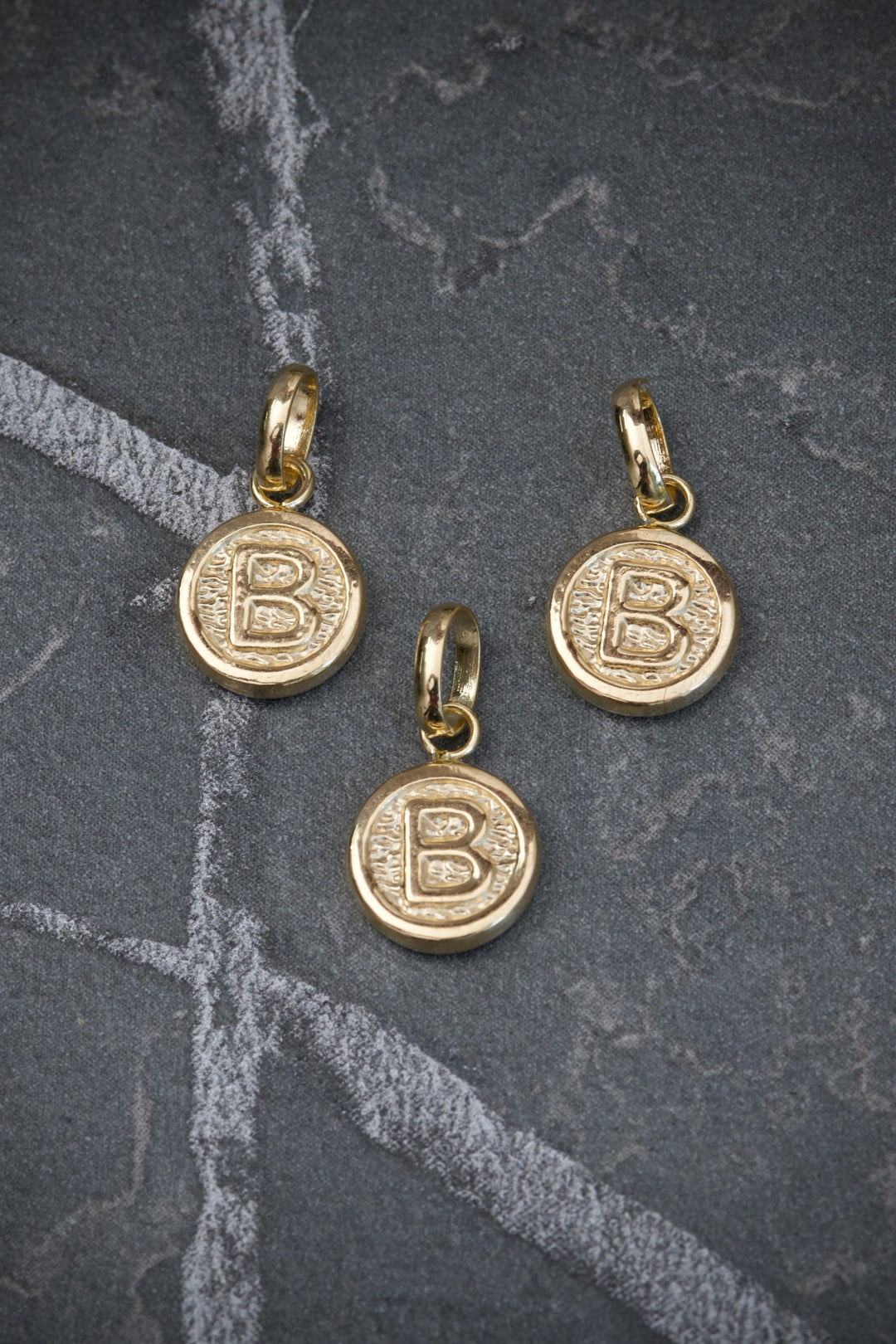 Dije Medalla De LEtra B 0.4gr / Largo 1.4cm — Oro Amarillo