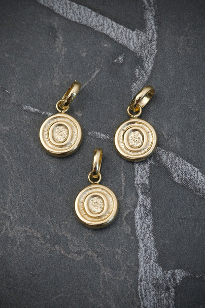 Dije MEdalla De LEtra O 0.35gr / Largo 1.4cm / Oro Amarillo Nac B