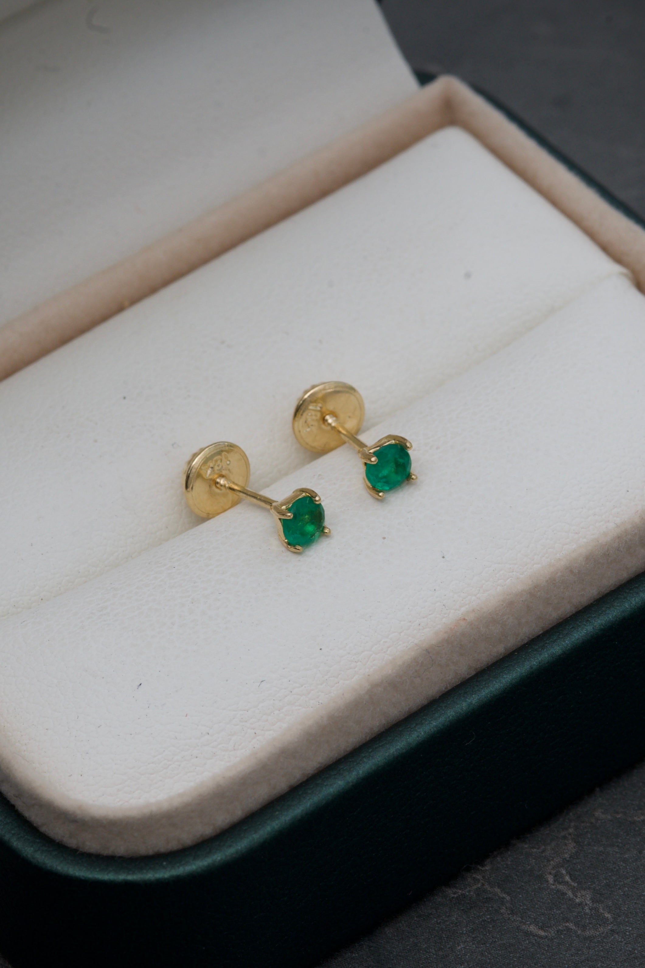 Topos con 32pts de esmeralda 0.6gr / Largo 1cm / Oro Amarillo (Joya) B
