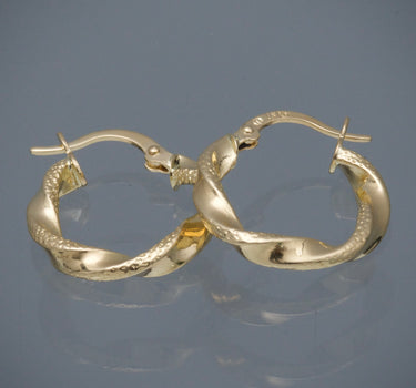 Candongas semi entorchadas con grabado 1.7gr / Largo 2.1cm / Oro Amarillo Nac M
