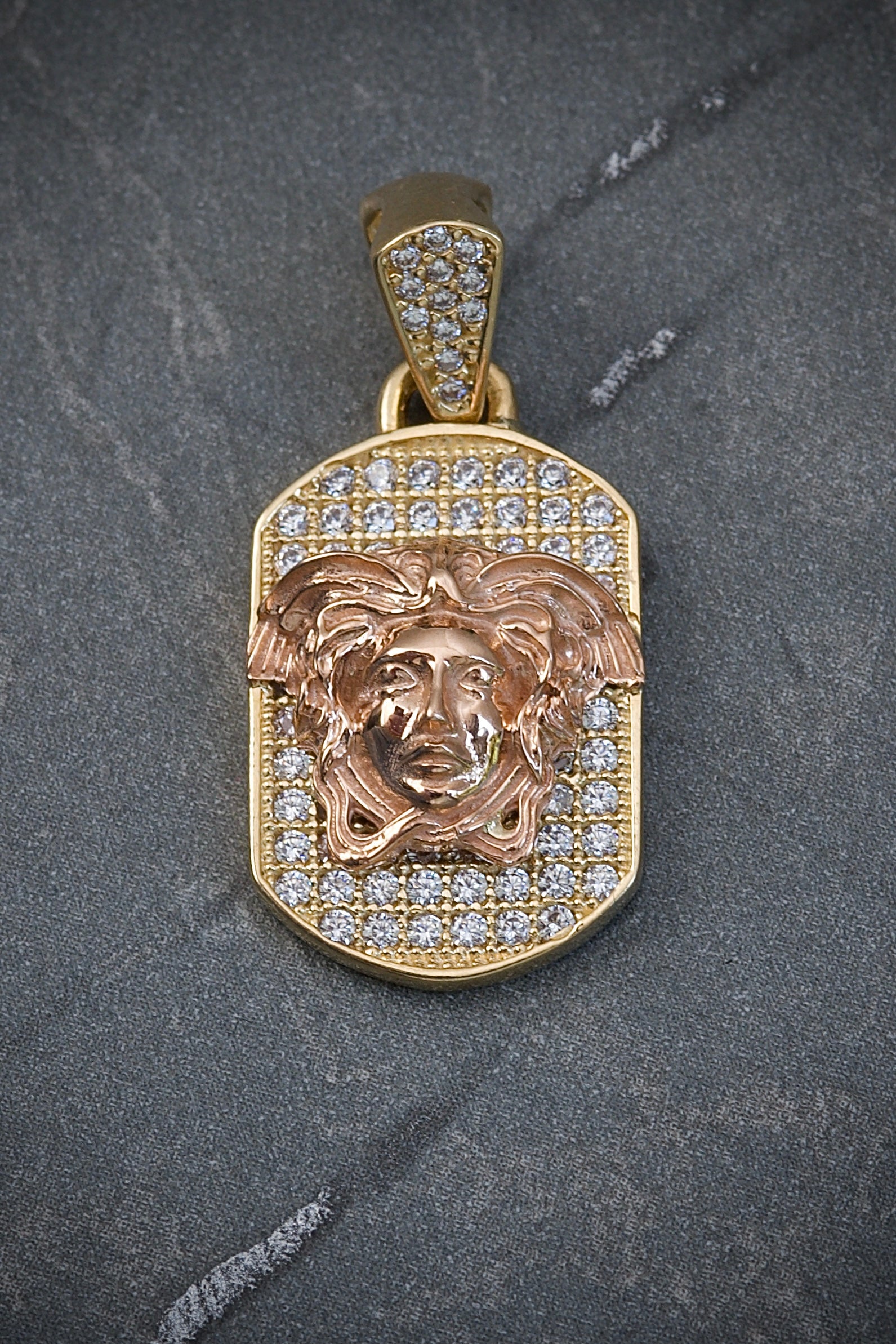 Dije de medusa con swarovski blanco 4.9gr / 2.8cm / Dos Oros Nac B