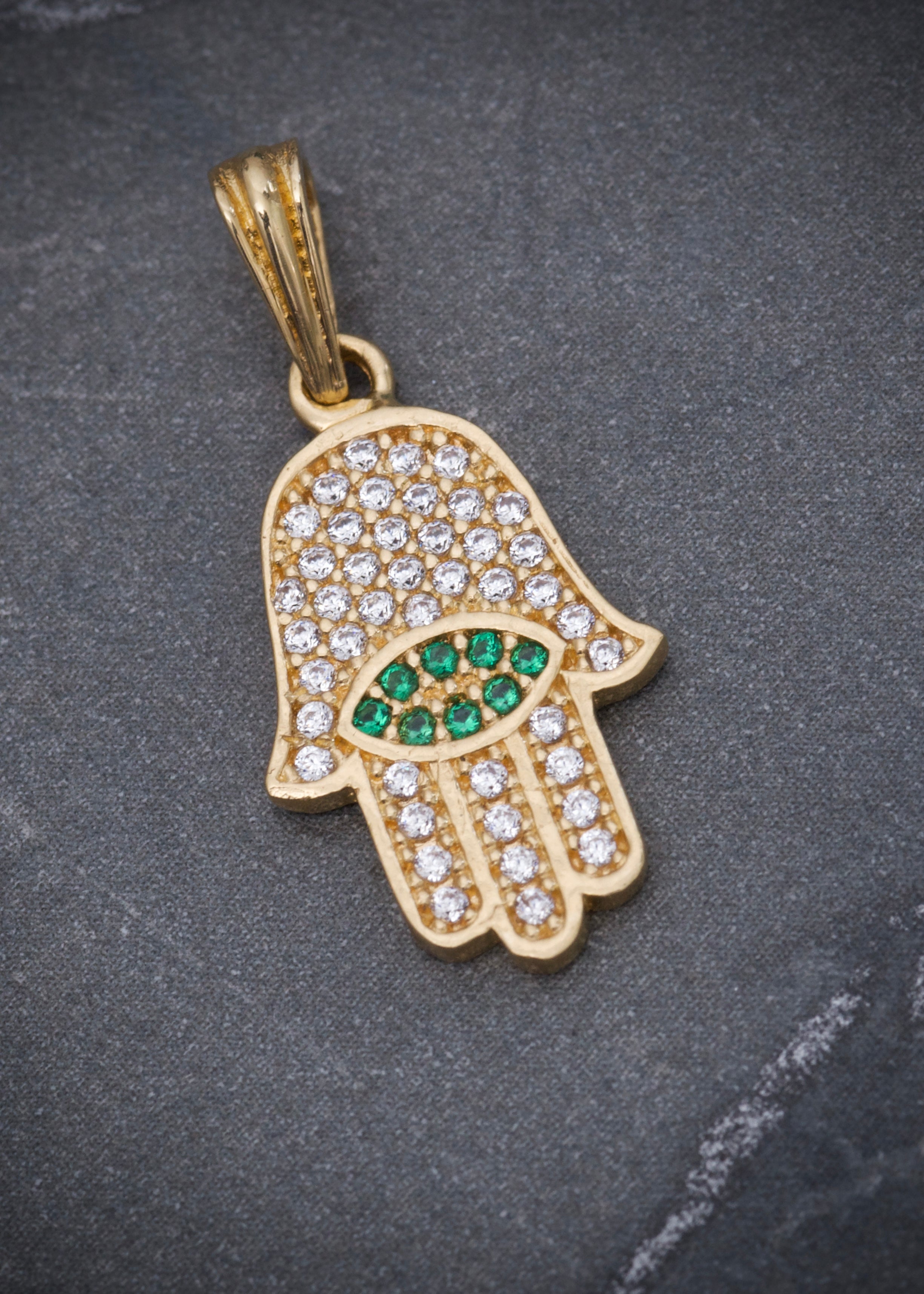Dije mano hs con swarovski verde y blanco 1.7gr / Largo 2.4cm / Oro Amarillo Nac B