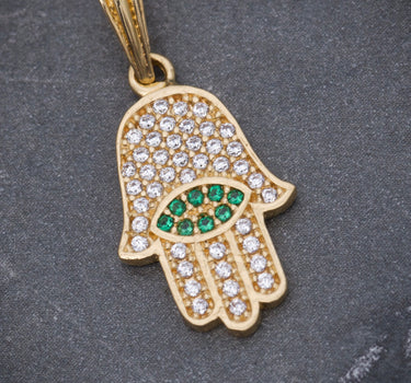 Dije mano hs con swarovski verde y blanco 1.7gr / Largo 2.4cm / Oro Amarillo Nac B