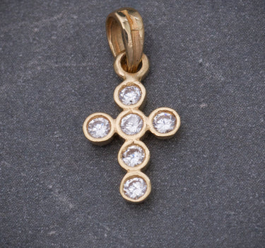 Dije cruz con swarovski blanco 0.8gr / Largo 1.7 cm / Oro Amarillo Nac P