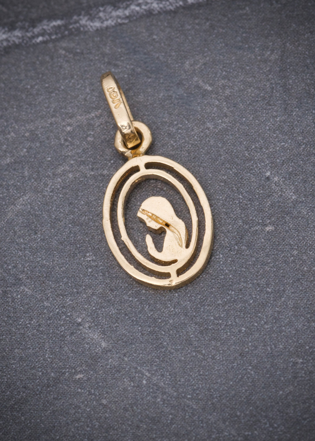Dije virgen maria 0.6gr / Largo 1.7cm — Oro Amarillo