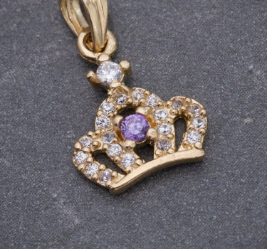 Dije corona con swarovski morado y blanco 0.75gr / Largo 1.5cm / Oro Amarillo Nac B