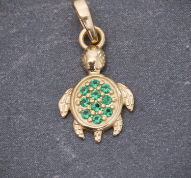 Dije tortuga con swarovski verde 0.55gr / largo 1.5cm / Oro Amarillo Nac B