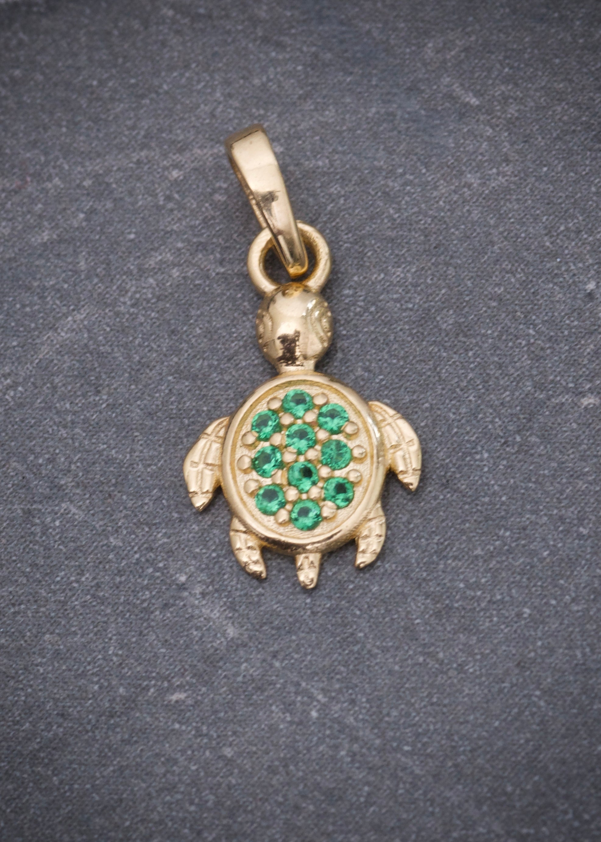 Dije tortuga con swarovski verde 0.55gr / Largo 1.5cm / Oro Amarillo Nac P
