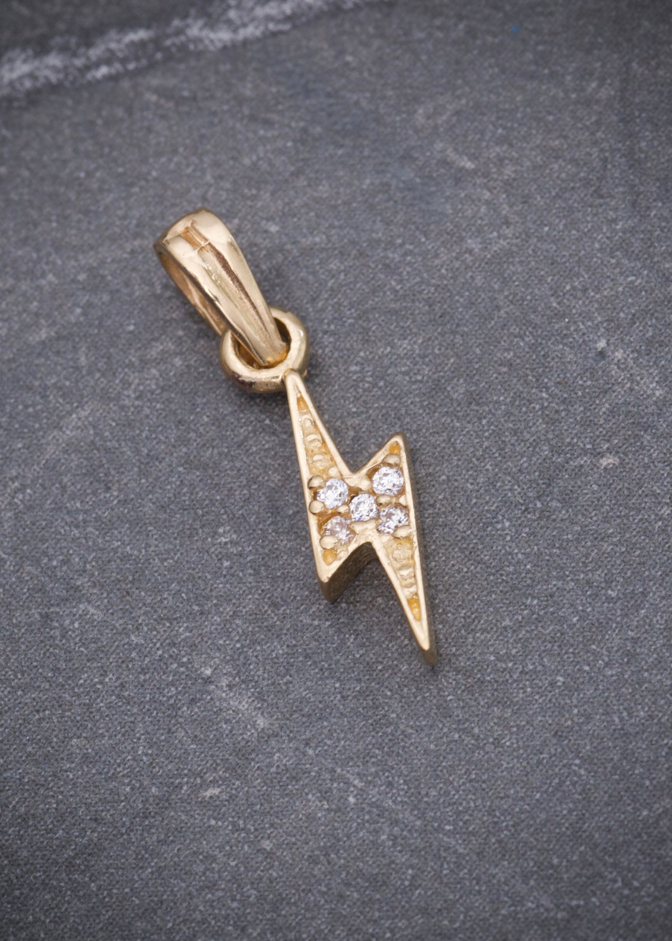 Dije rayo con swarovski blanco 0.6gr / Largo 1.8cm / Oro Amarillo Nac M
