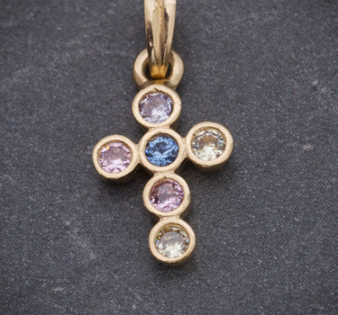 Dije cruz con swarovski azul y rosado 0.75gr / Largo 1.7cm / Oro Amarillo Nac B