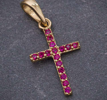 Dije cruz con swarovski fucsia 0.6gr / Largo 2.1cm / Oro Amarillo Nac B