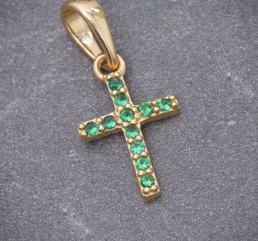 Dije cruz con swarovski verde 0.6gr / Largo 1.7cm / Oro Amarillo Nac B