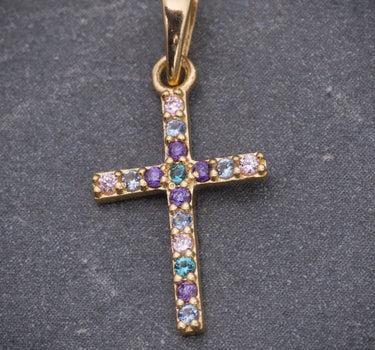 Dije cruz con swarovski verde y morado 0.6gr / Largo 2.1cm / Oro Amarillo Nac B