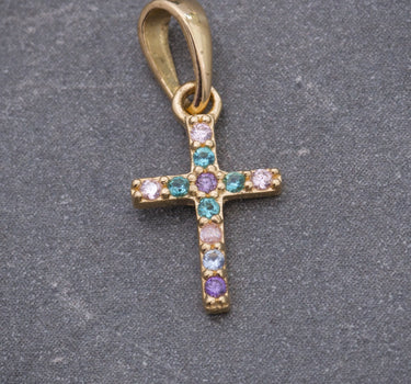 Dije cruz con swarovski morado y verde 0.6gr / Largo 1.7cm / Oro Amarillo Nac B
