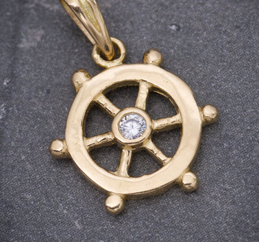 Dije timon con swarovski blanco 1.1gr / Largo 1.8cm / Oro Amarillo Nac*