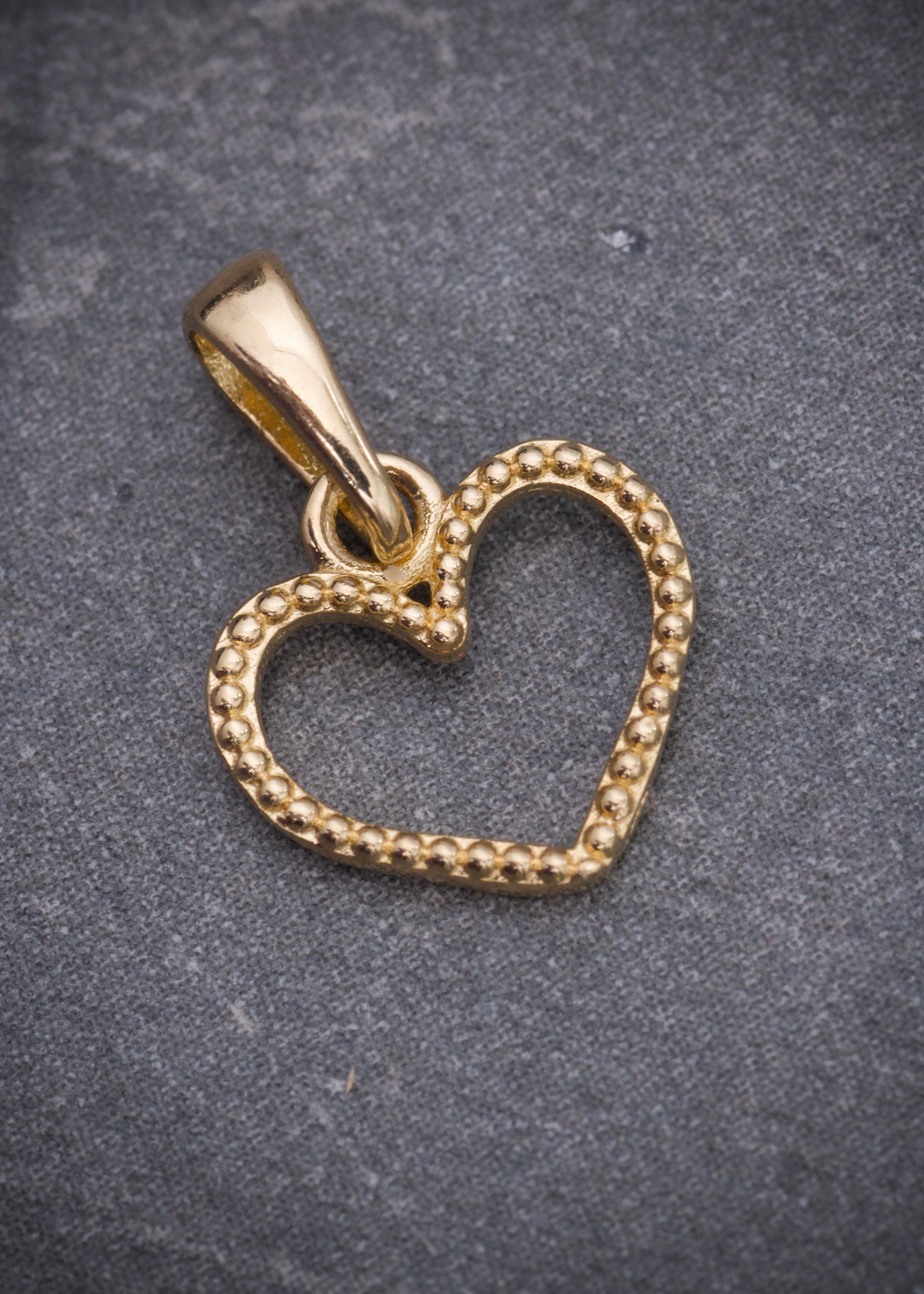 Dije silueta de corazon 0.5gr / Largo 1.4cm / Oro Amarillo Nac M