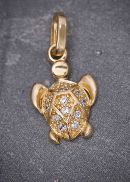 Dije tortuga con swarovski blanco 0.8gr / Largo 1.6cm / Oro Amarillo Nac M