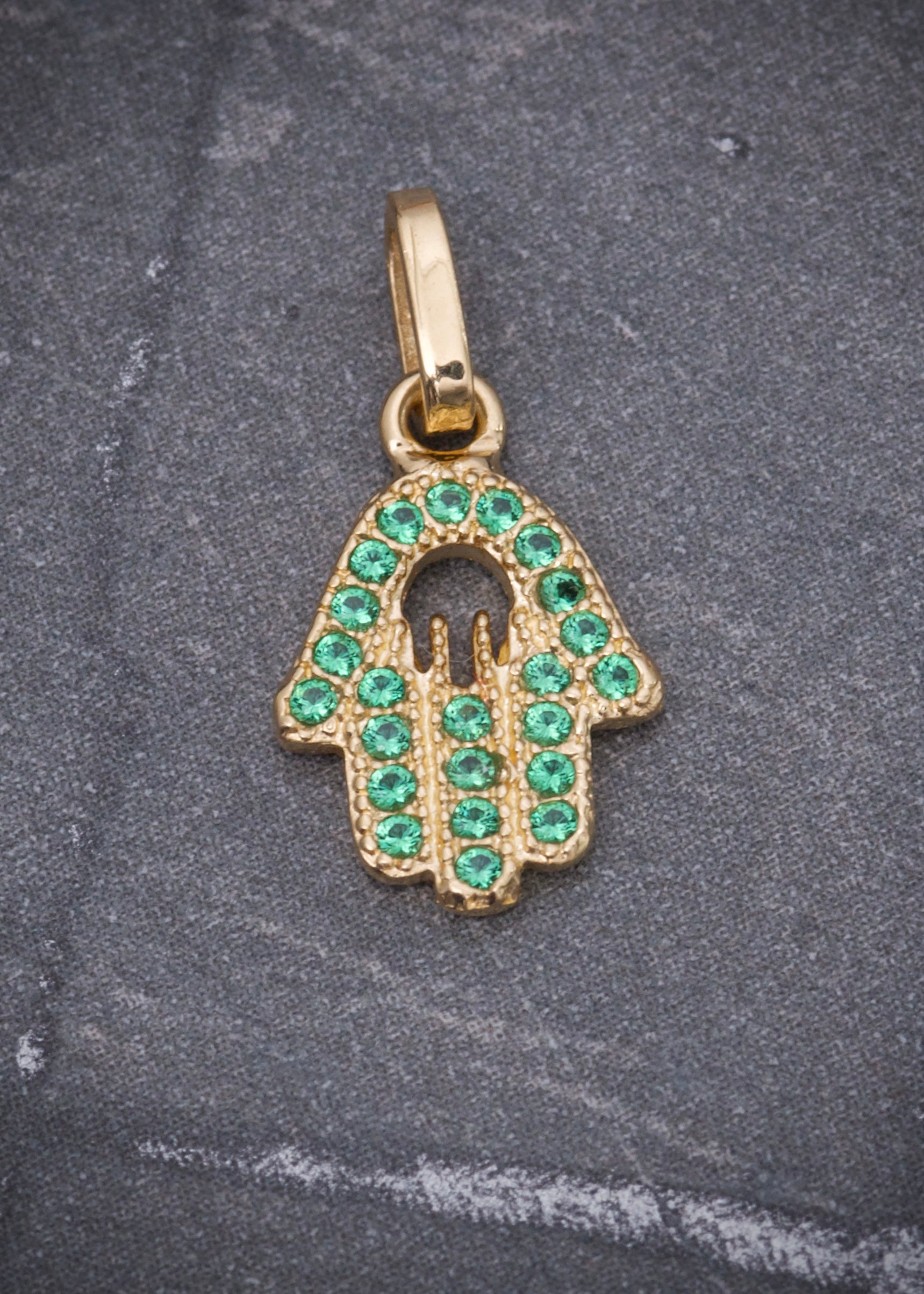 Dije mano hs con swarovski verde 0.75gr / largo 1.6cm / Oro Amarillo Nac M