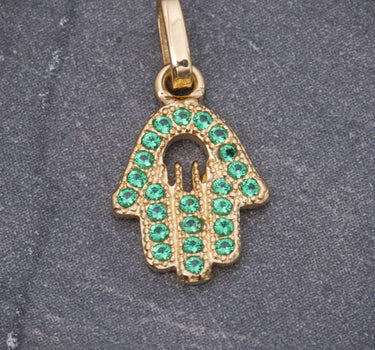 Dije mano hs con swarovski verde 0.75gr / largo 1.6cm / Oro Amarillo Nac M