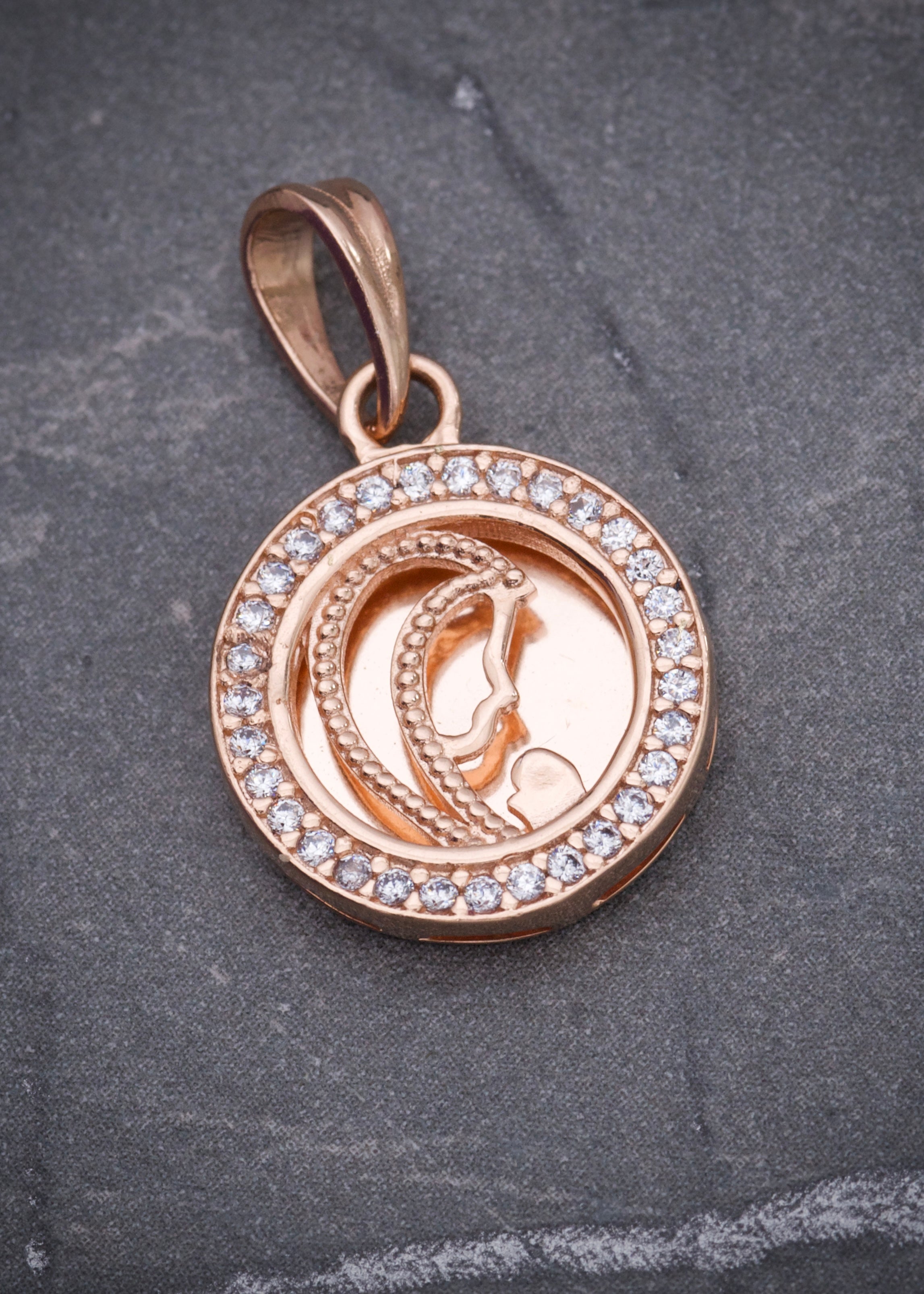 Dije virgen maria con swarovski blanco 3.8gr / Largo 2.2cm / Oro Rosado Nac M