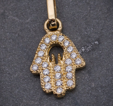 Dije mano hs con swarovski blanco 0.8gr / Largo 1.6cm / Oro Amarillo Nac M
