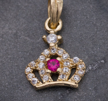 Dije corona con swarovski fucsia y blanco 0.75gr / Largo 1.7cm / Oro Amarillo Nac M