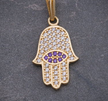 Dije mano hs con swarovski morado y blanco 1.7gr / Largo 2.4cm / Oro Amarillo Nac P