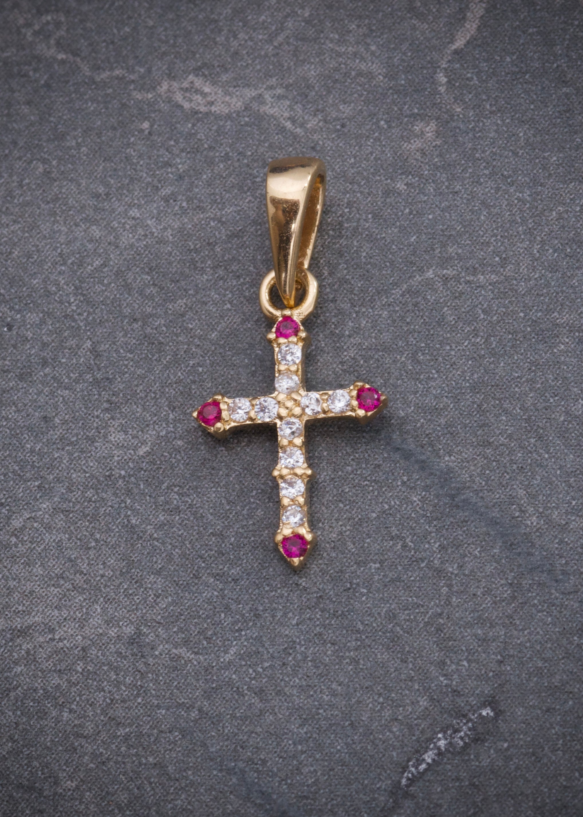 Dije cruz con swarovski fucsia y blanco 0.5gr / Largo 1.8cm / Oro Amarillo Nac P