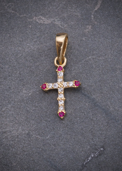 Dije cruz con swarovski fucsia y blanco 0.5gr / Largo 1.8cm / Oro Amarillo Nac P