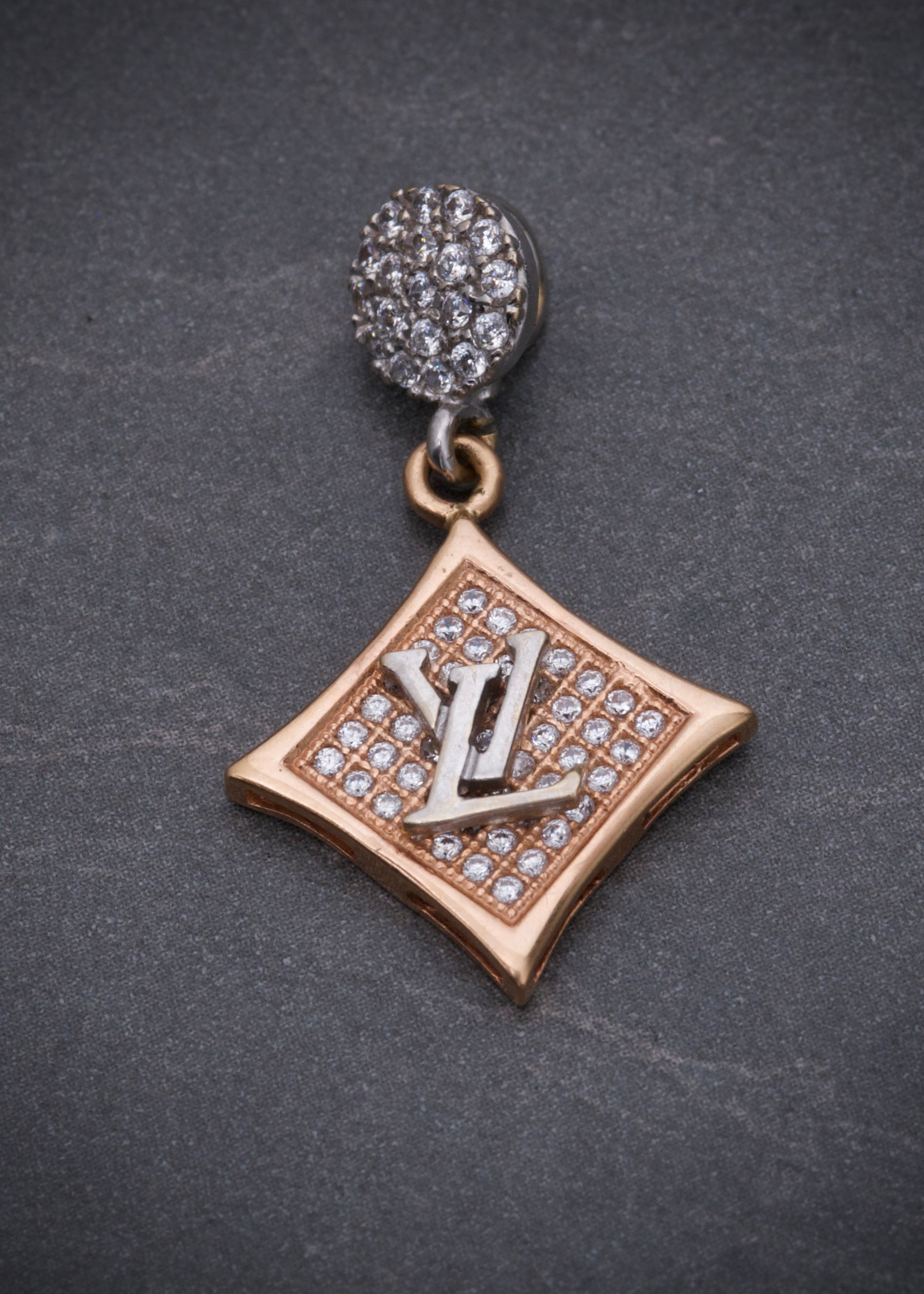 Dije de LV 3.05gr / 3cm / Dos Oros Nac B